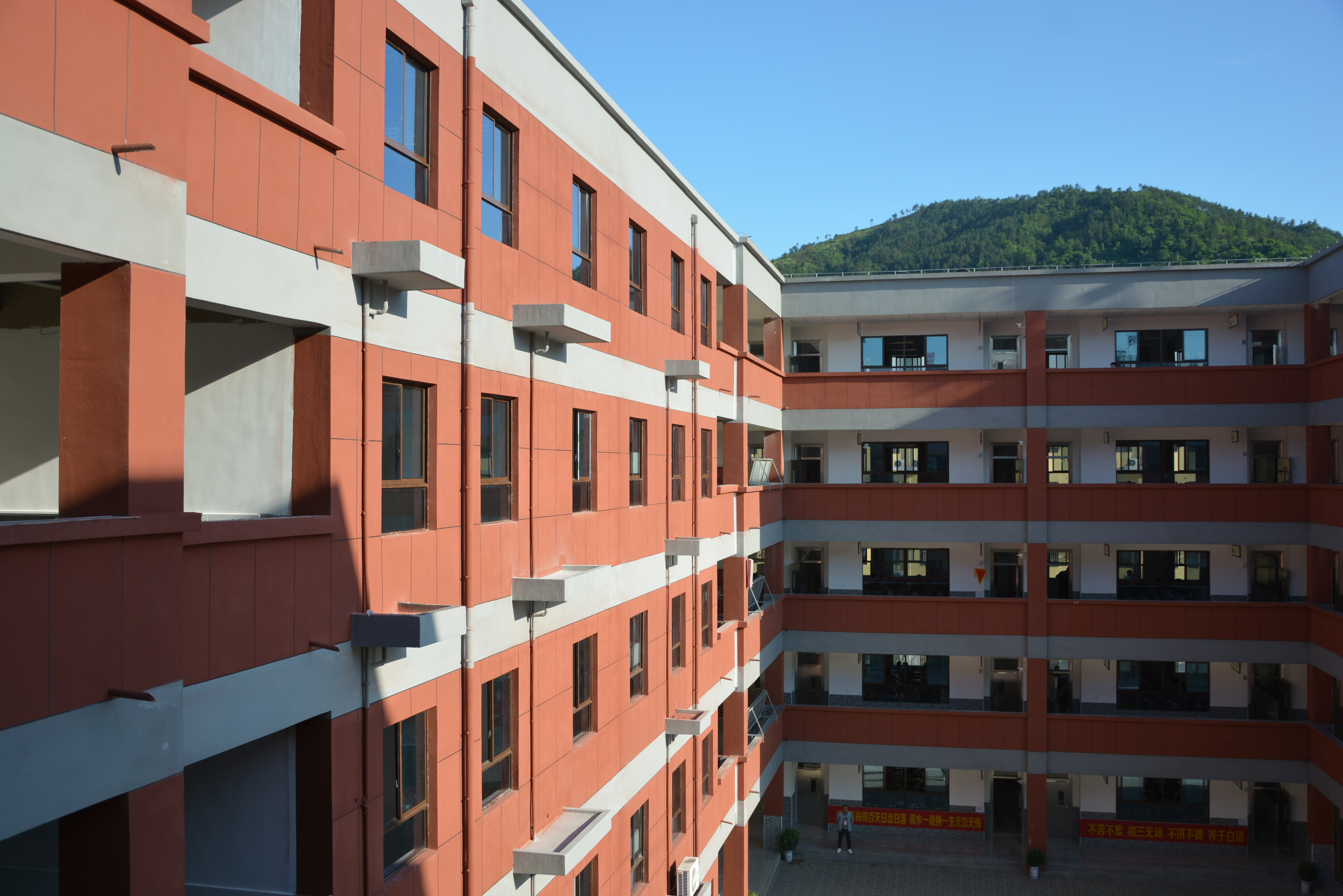 鸿志初级中学 /b>是2004年经 a target="_blank" href="/item/安康市