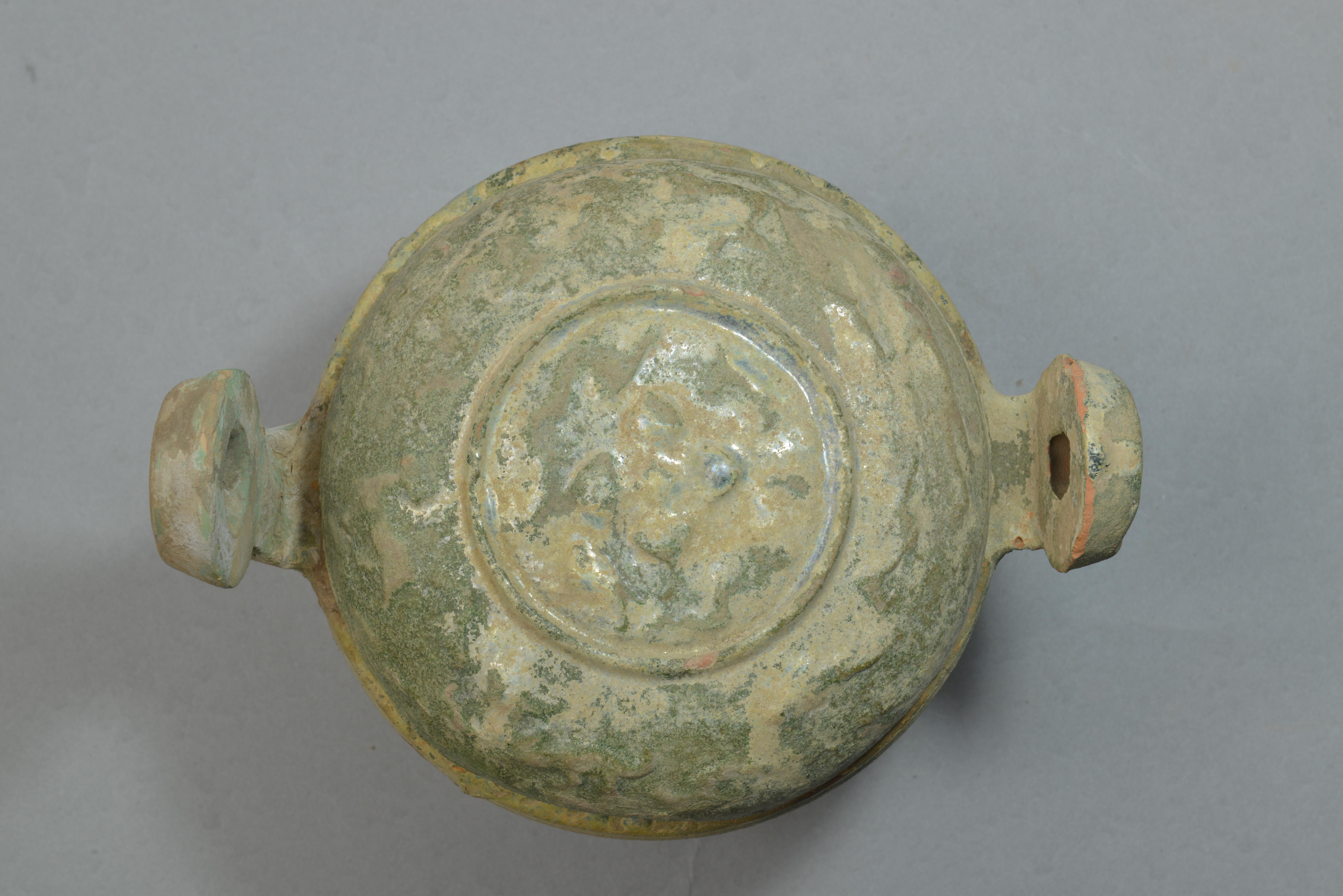  p>汉绿釉陶鼎是汉代时期的文物,现收藏于平凉市博物馆. /p>