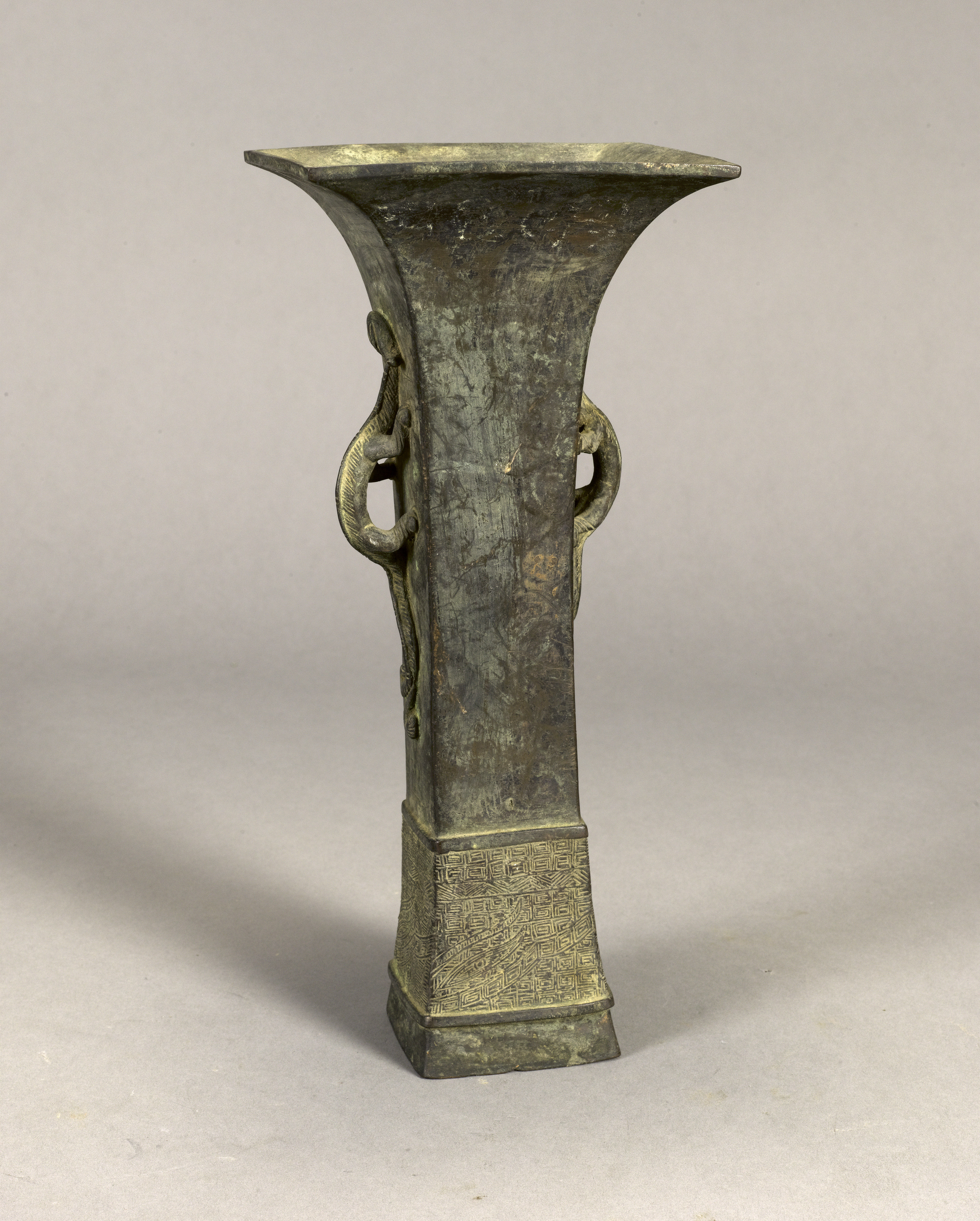 清铜尊是青铜器类文物,现收藏于湖南省博物馆.