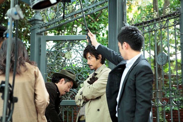 模特大赛并获得冠军,因而通过模特儿入行;1995年4月出演ntv电视剧《 a