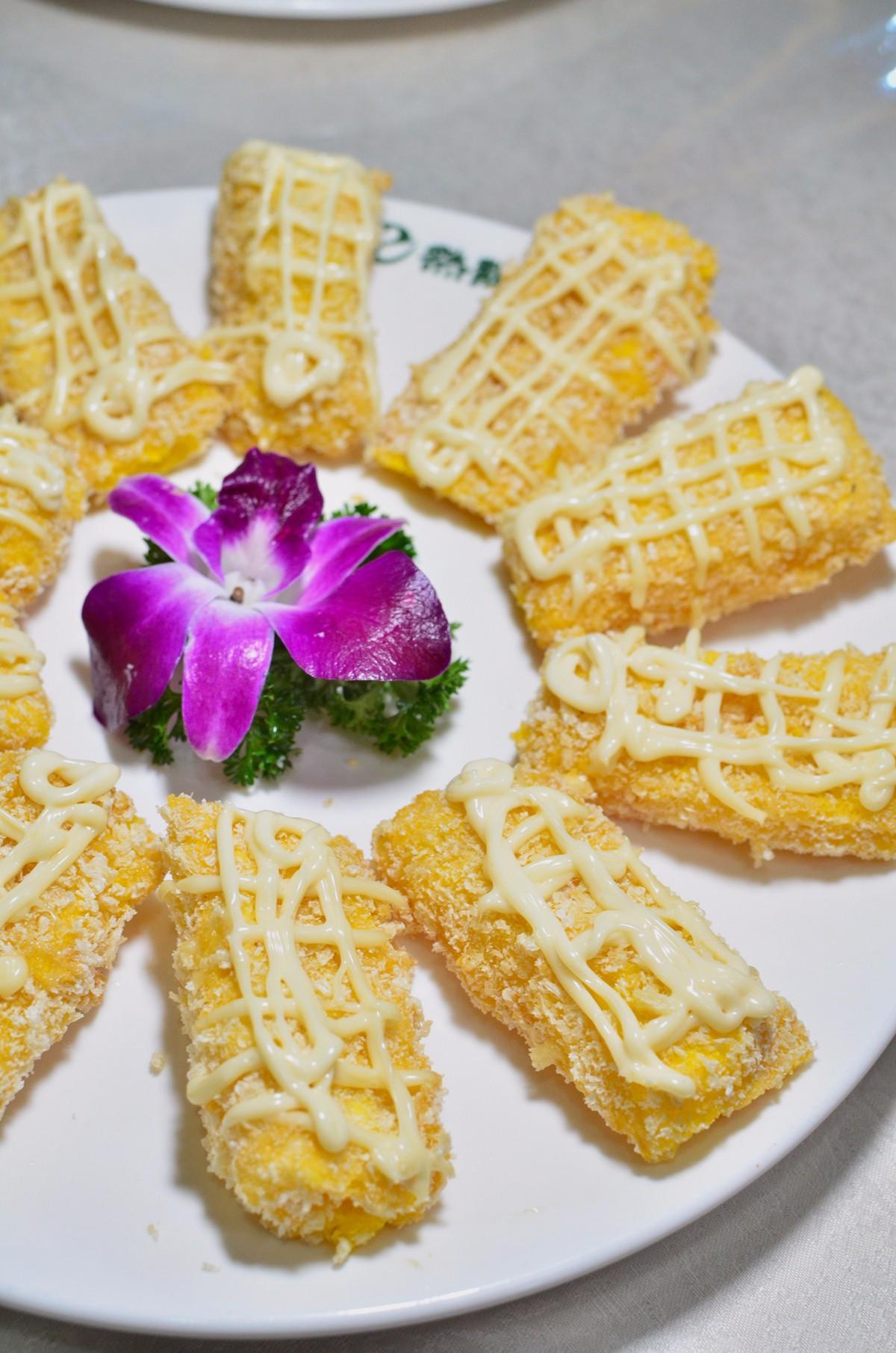  p>茄汁芝士卷是由猪里脊肉,芝士,苹果,洋葱,番茄,面粉等食材制作的一