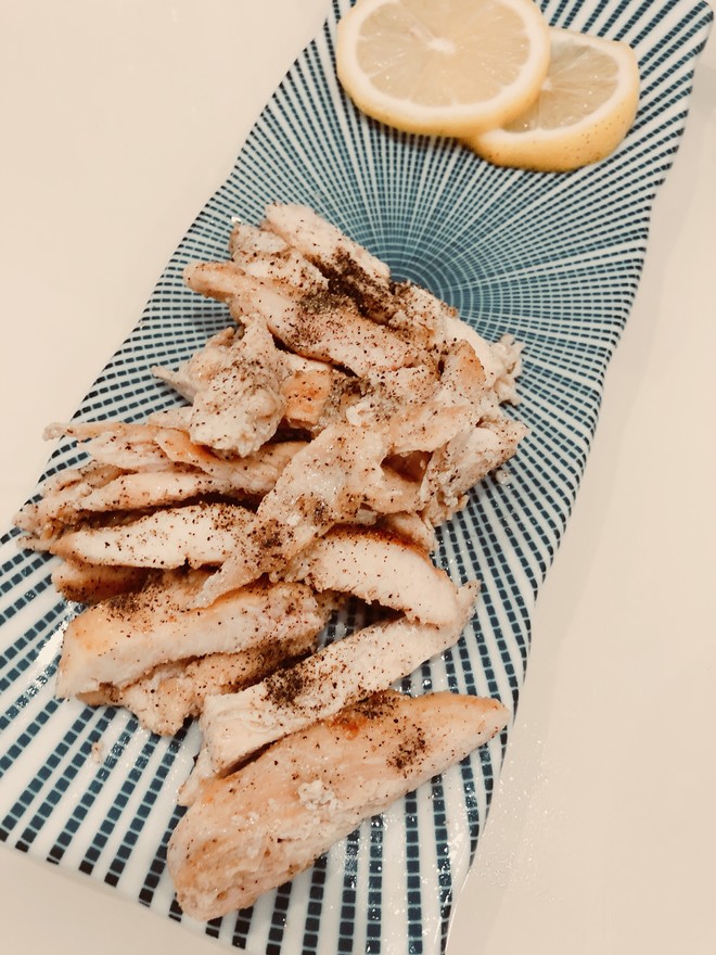  p>黑胡椒烩鸡胸肉是一道家常菜,制作原料主要有土豆,鸡胸肉,甜豆荚