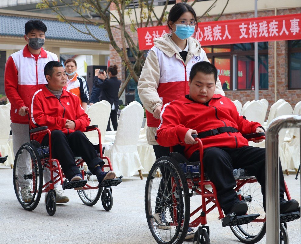 芬芳助残校园服务队