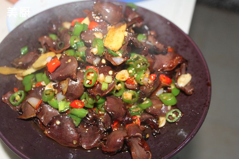  p>爆炒腊鸭肾是一道菜品,制作原料主要有腊鸭肾,青红椒,姜,蒜等. /p>