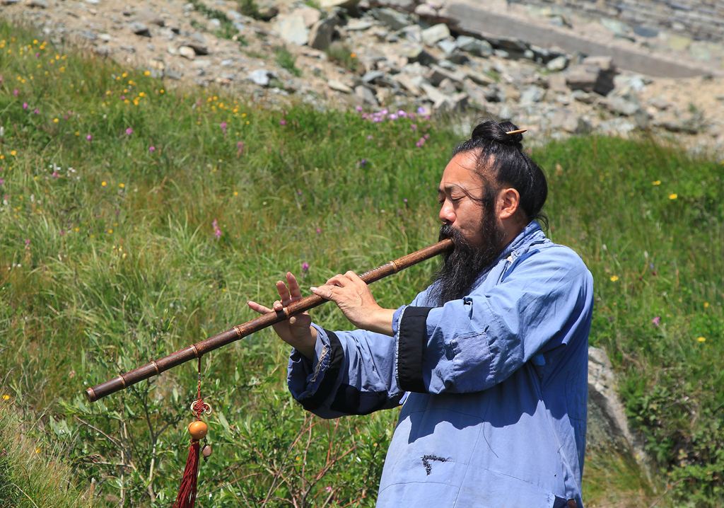 实际上是一座岛屿,位于 a target="_blank" href="/item/镜泊湖