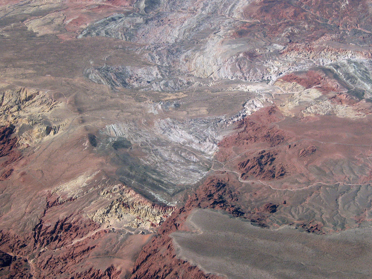  p>侵蚀冲断层即地表冲断层,是一种重力滑动 a target="_blank" href=