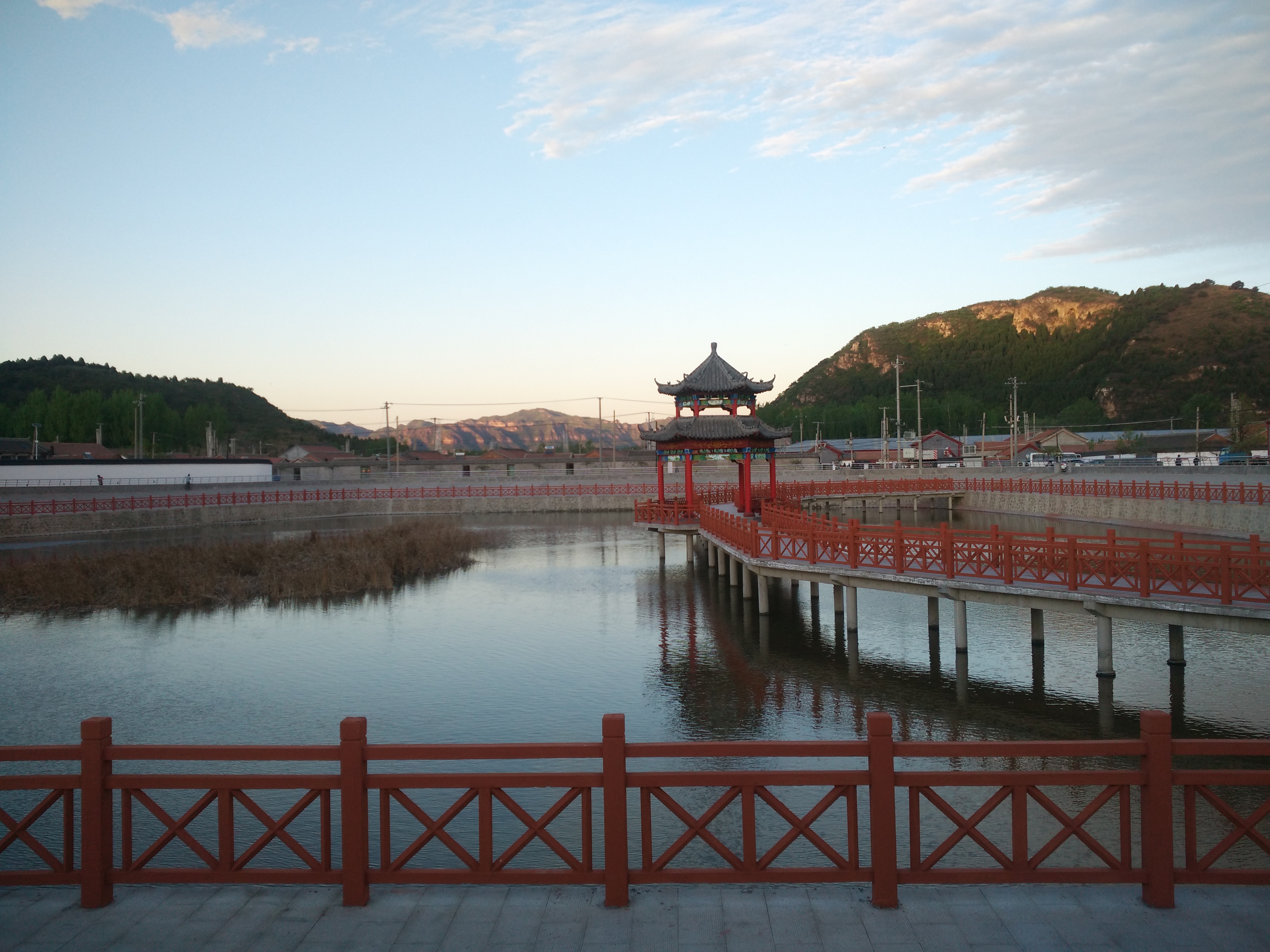 距东邵渠镇政府所在地5公里,西南距顺义区的焦庄户村8公里,东南距平谷