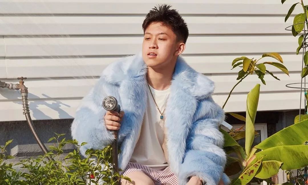  p>rich brian,曾用艺名rich chigga,本名布莱恩·伊曼纽 i>(brian i