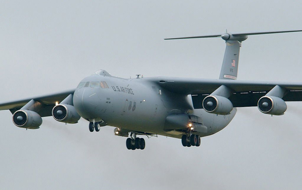  p>c-141运输机(英文:c-141,绰号:starlifter,译文:运输星,通称