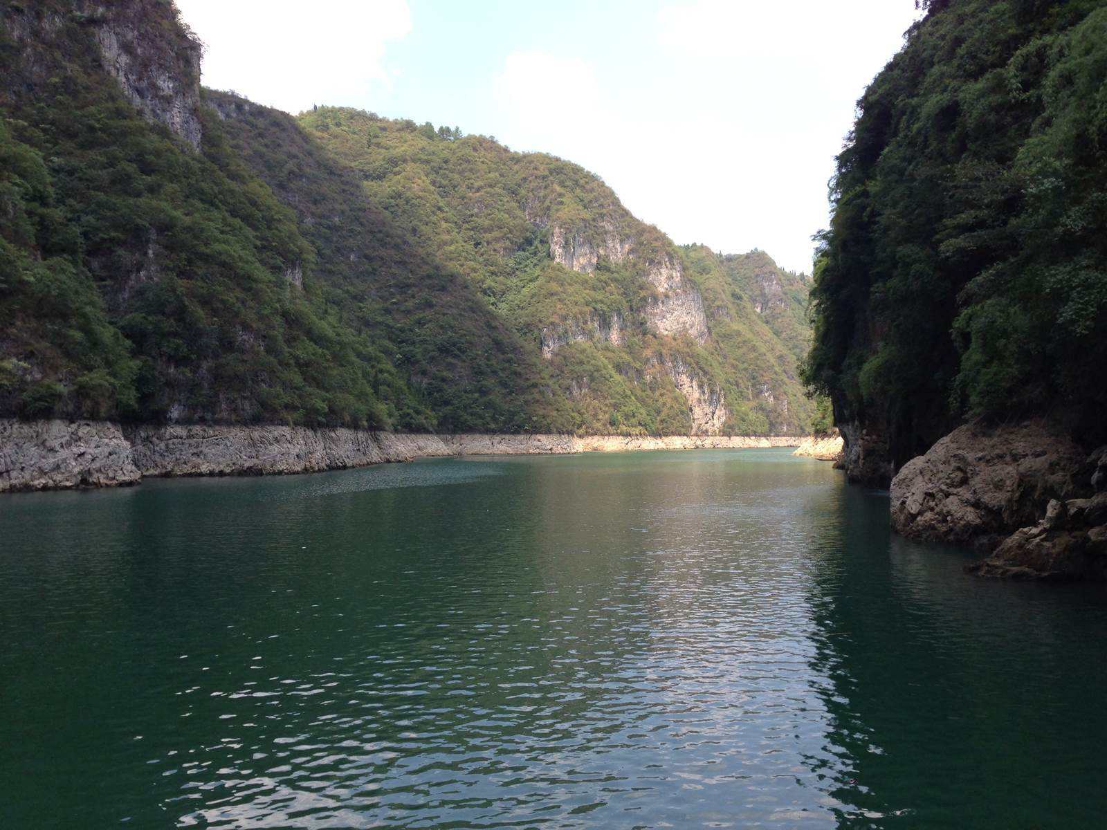  p>西江小三峡位于广东肇庆市附近的西江上,由羚羊峡,三榕峡,大鼎峡