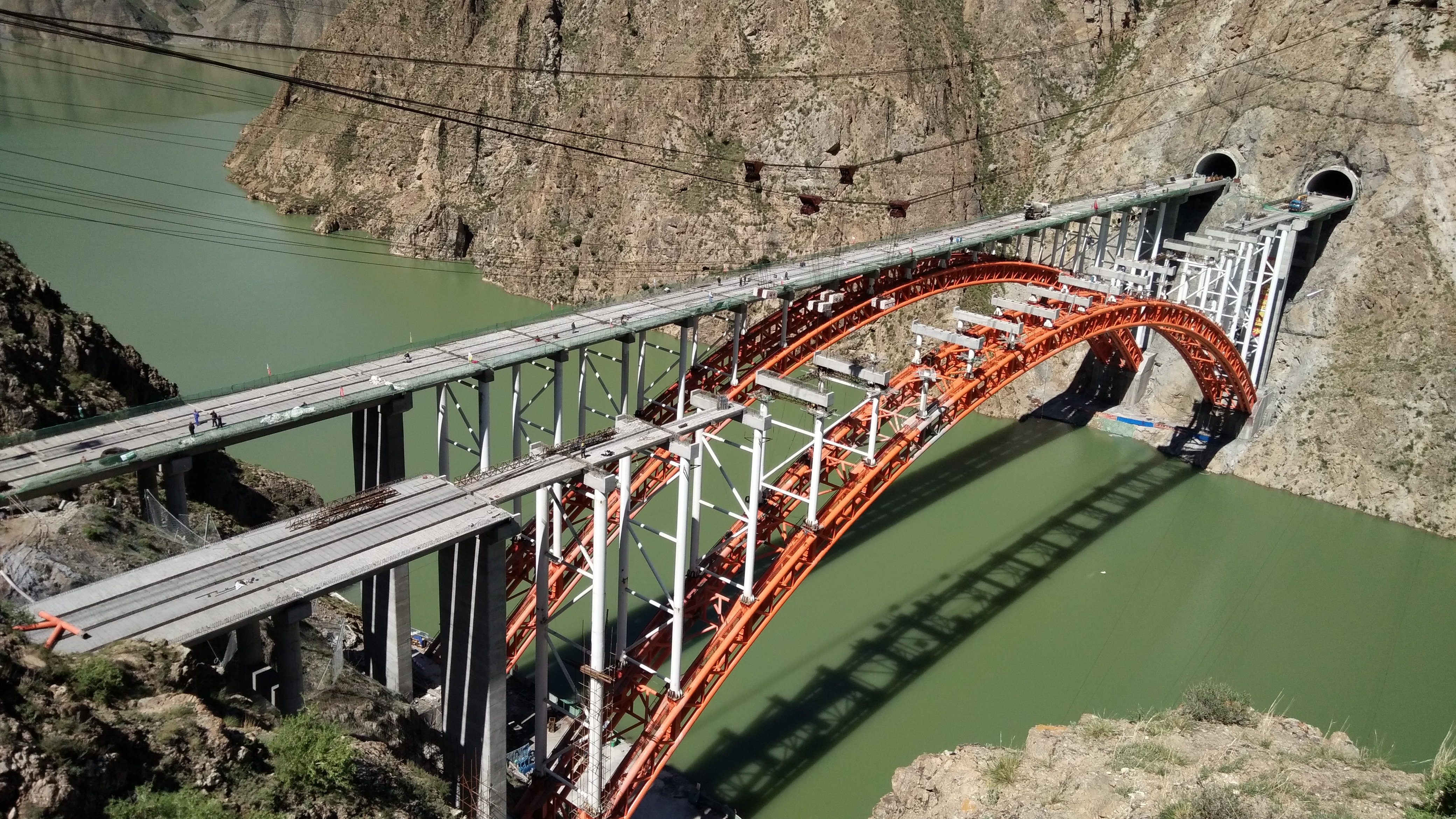  p>苏龙珠黄河特大桥为上承式 a target="_blank" href="/item/钢管