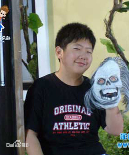  p>张艺文,演员,中国内地影视男演员,1994年5月27日出生于北京市,满族