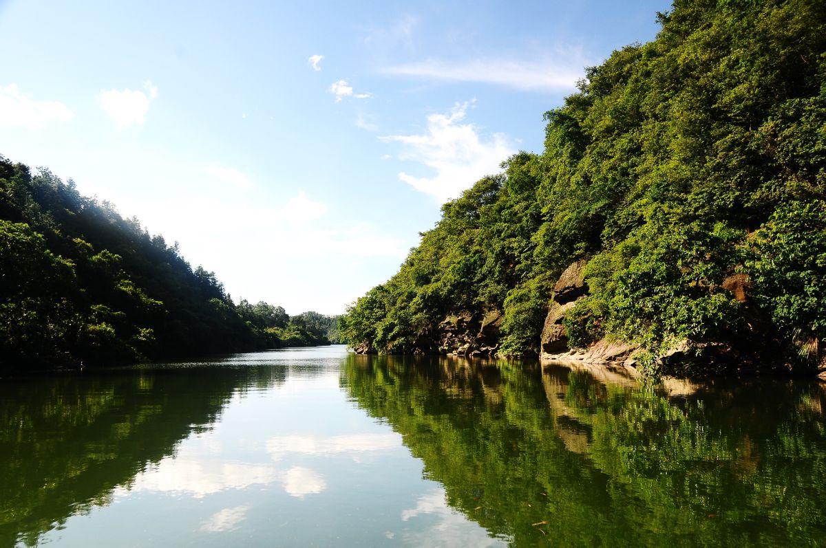  p>恩平万亩泉林度假区的特色是山湖温泉,养心胜地,建筑面积6000多