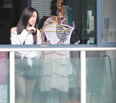 里面讲了作者对面楼住了一位美女,然后作者每天偷拍美女照片并整理发