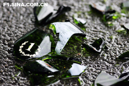 冠军的香槟摔碎了，但第一名的标志还在