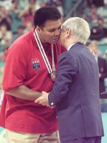 国际奥委会主席萨马兰奇为阿里补发特制的罗马奥林匹克运动会金牌
