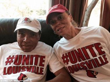 阿里（左）与第四任妻子朗尼·阿里