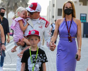 职业生涯收官战，莱科宁携家人漫步赛场