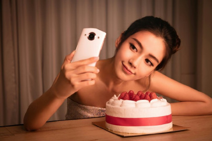 Angelababy杨颖代言美图手机