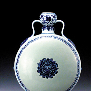 清乾隆 青花双耳抱月瓶 清乾隆 青花双耳抱月瓶 mqdefault.jpg