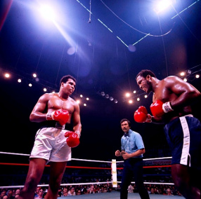 阿里（左）与乔雷泽比赛