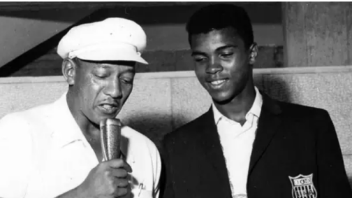 1960年罗马奥运会，阿里（右）赢得金牌后接受采访